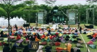 Area beanbag warna-warni di depan panggung