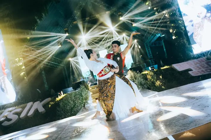 Dua penari berbusana tradisional tampil di panggung DESIK