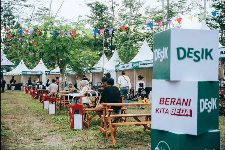 Deretan tenda dan meja kayu Pasar Desik dihiasi bendera warna-warni